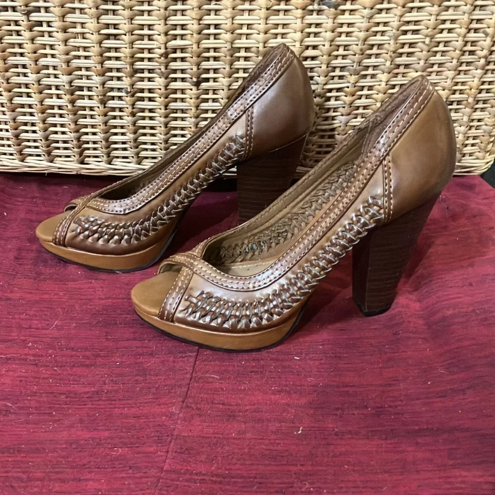 American eagle 4” heel open tie basket weave shoes